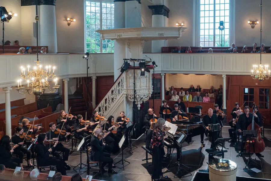  Die beiden Ensembles: die Deutsche Kammerakademie Neuss am Rhein und das Isabelle van Keulen Ensemble mit Pianistin Ulrike Payer