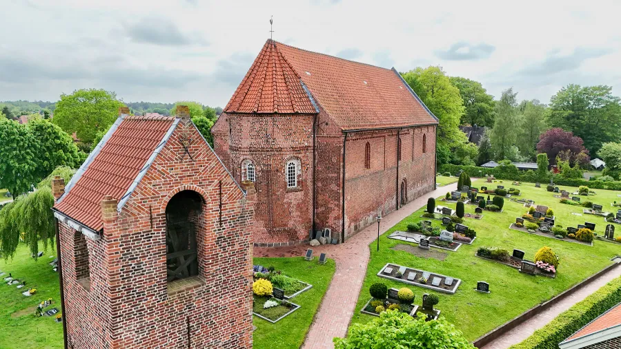  Kirche und Glockenturm von Horsten in der Vogelschau