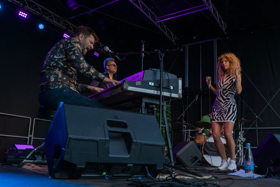  Dunkles Timbre: Maya Fadeeva mit ihrer Band