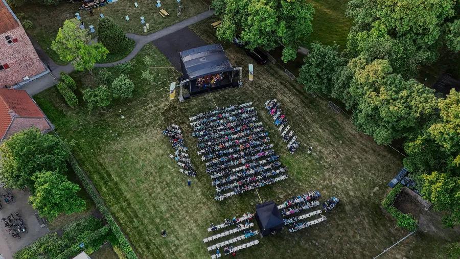 Links liegt das Steinhaus, auf der Wiese dahinter fand das Konzert statt