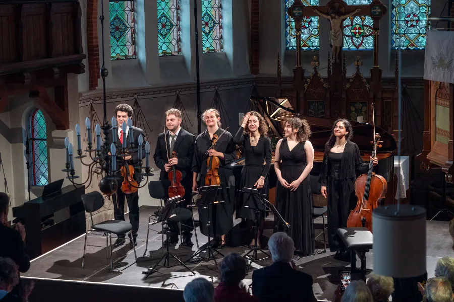 Akademie-Leiter Michael Barenboim mit seinen Studenten: Elias Elias, Katia Abdel Kader, Eda Seviniş, Farah Sulaiman und Danielle Akta.