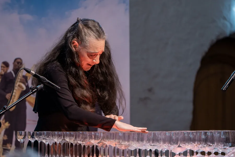  Ätherische Musik gespielt auf 43 Kristallgläsern von Susanne Würmell