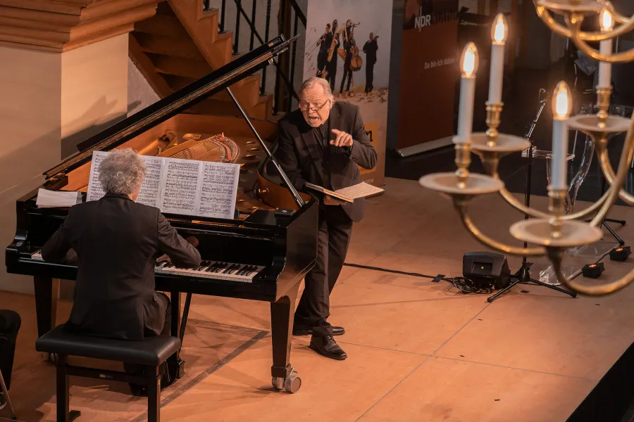 Opernarien von Mozart: Matthias Kirschnereit begleitete Bassbariton Stephan Storck auf dem Klavier.