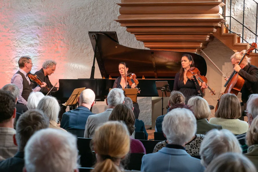 Ein Orchester aus vier Musikern: das Minguet Quartett spielte Mozarts Konzert Nr. 12 in A-Dur mit Matthias Kirschnereit als Solisten