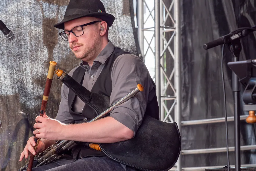 Simon Pfisterer spielt Flutes, Whistles und Uilleann Pipes              