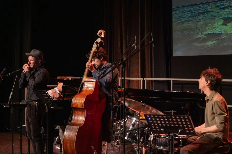 Die Band: Konstantin Reinfeld (Mundharmonika), Benyamin Nuss (Klavier), Giorgi Kignaze (Kontrabass) und Rafael Müller (Schlagzeug)