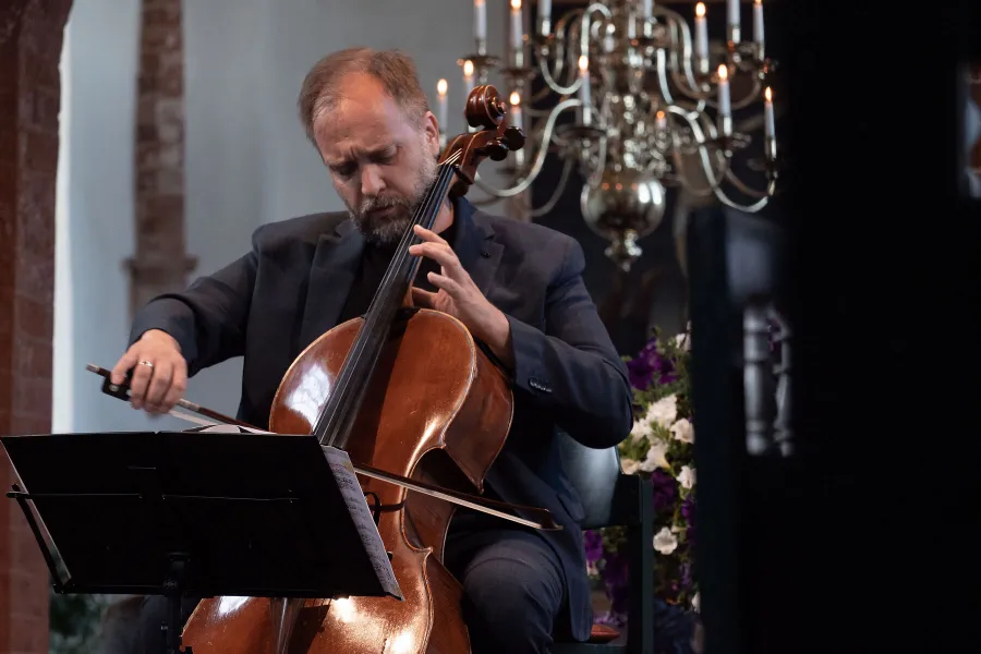 Bach bis Piazzolla: Cellist Petr Nouzovský