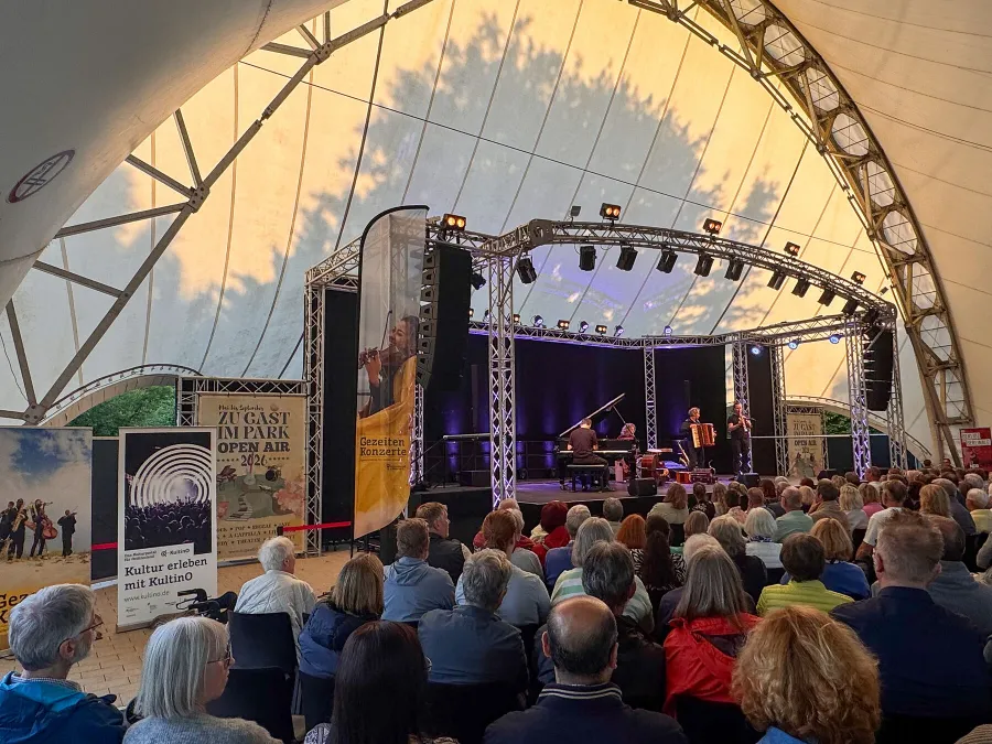 Jetzt geht es los: das Open Air-Konzert im Park der Gärten