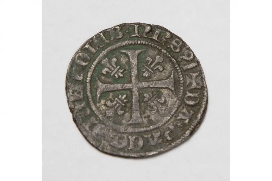  Die Rückseite der 535 Jahre alten Münze mit dem „befußten“ Kreuz und der Umschrift