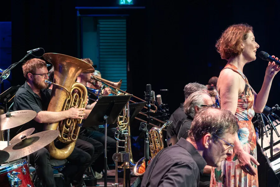  Erstmals gemeinsam im Konzert: Sabine Santjer und die Nordwest Bigband