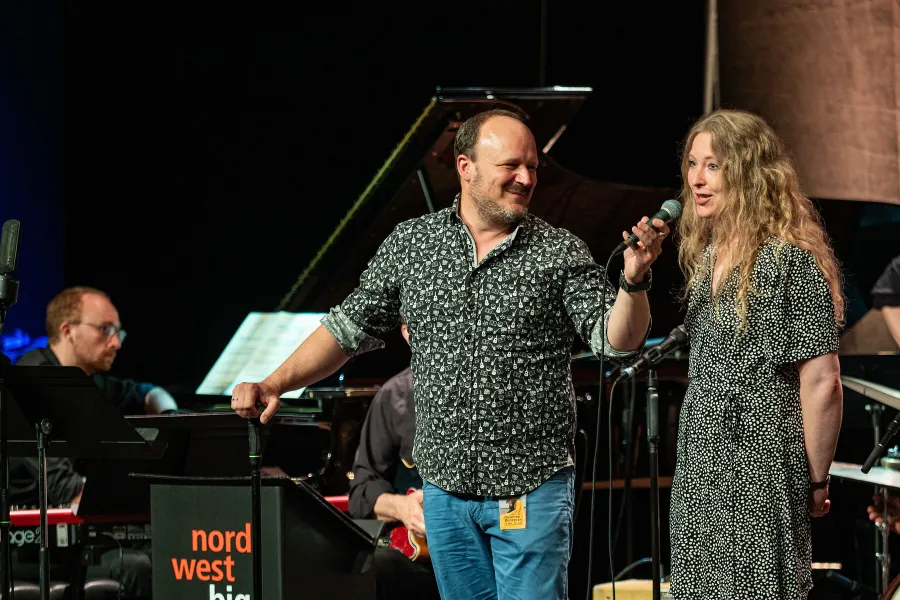 Begrüßung zu zweit: Raoul-Philip Schmidt, organisatorischer Festivalleiter, und Grietje Kammler, Leiterin des Plattdüütskbüros der Ostfriesischen Landschaft, eröffneten das Konzert gemeinsam