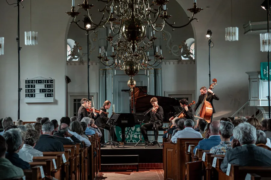 Große Kulisse für den Pianisten Sebastian Knauer und die Berlin Soloists.