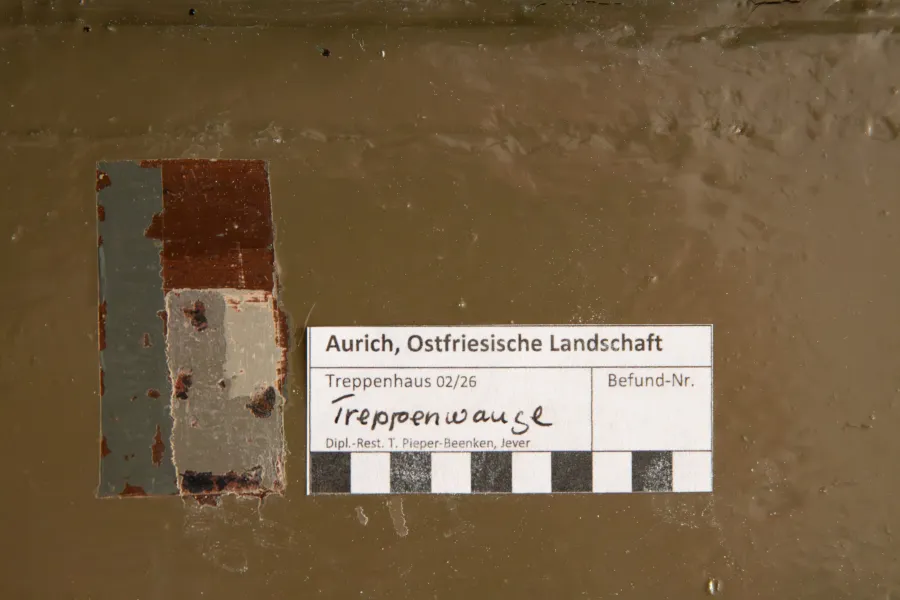 Unterschiedliche Farbfassungen finden sich auch auf der hölzernen Treppe