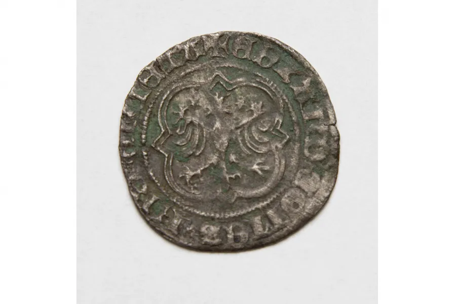 Die Vorderseite des halben Krummsteert mit der Harpye der Cirksena