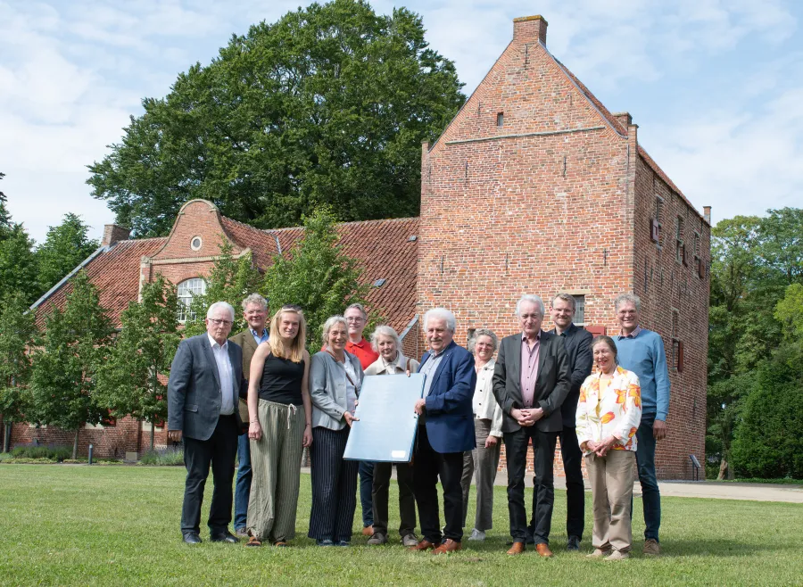 Übergabe der Unterlagen vor dem Steinhaus:  Helmut Collmann, Fokko de Boer, Taline de Boer, Theda de Boer, Dr. Heiko Suhr, Elisabeth de Boer, Rico Mecklenburg, Heepke Bockelmann, Dr. Rolf Bärenfänger, Landschaftsdirektor Dr. Matthias Stenger, Anne Park und Wilko de Boer.