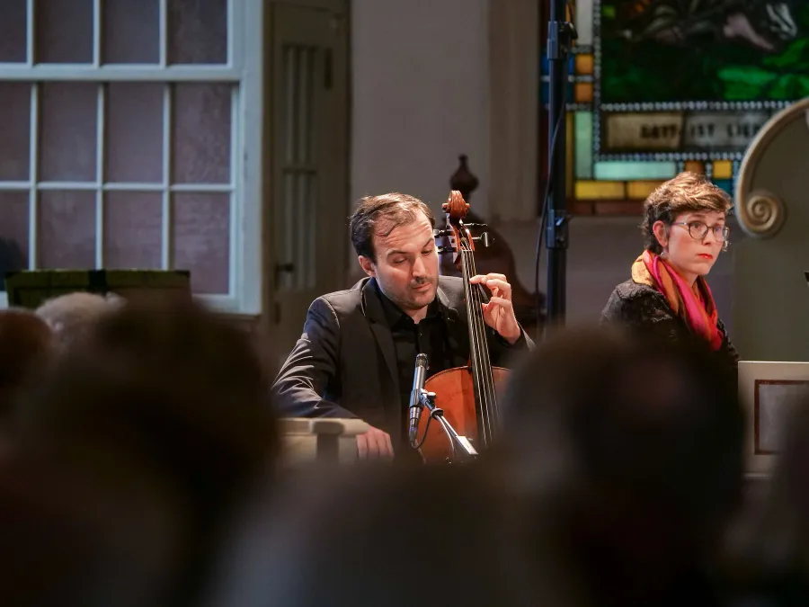 Komplettierte das Quintett: Alex Jellici mit seinem Barock-Violoncello
