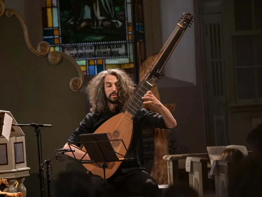  Spielte mit der Toccata Arpeggiata von Kapsberger ein Solo: Gianluca Geremia