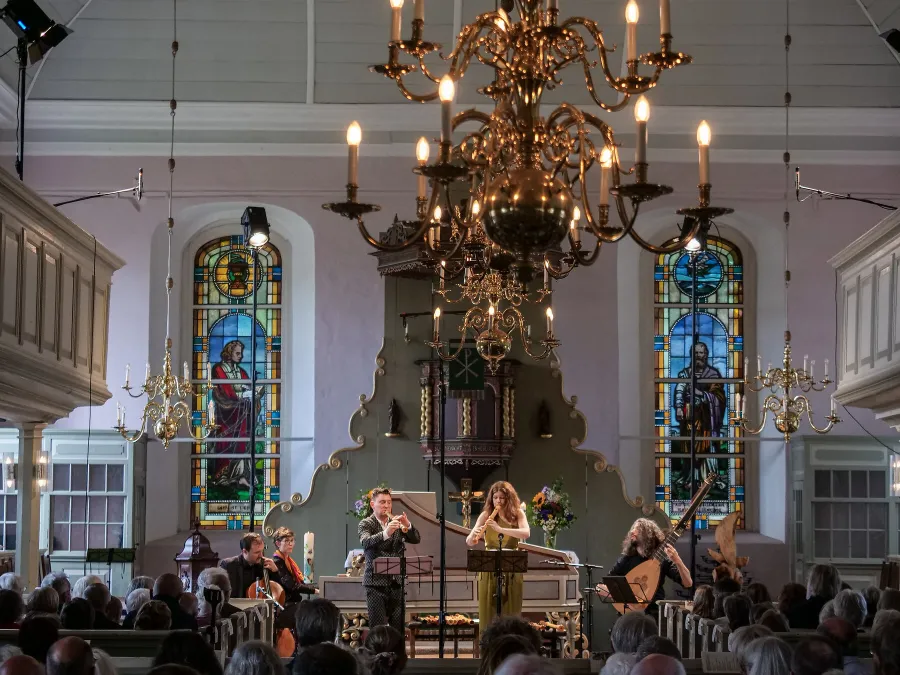 Ein fünfköpfiges Ensemble spielte in der Barock-Kirche. Küster Werner Semmler hatte zuvor für ein festliches Ambiente gesorgt