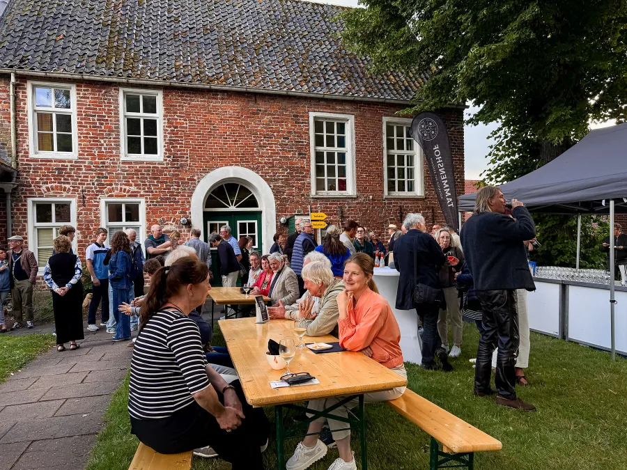Die Besucher konnten sich in der Pause im Garten zwischen Kirche und altem Pfarrhaus ergehen