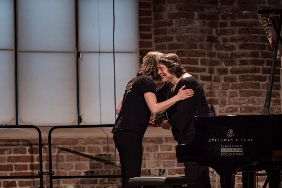 Zwei, die bestens miteinander auskommen: Künstlerbetreuerin Berit Sohn und Pianistin Elisabeth Leonskaja beim Überreichen des Teepräsents als Dankeschön des Veranstalters