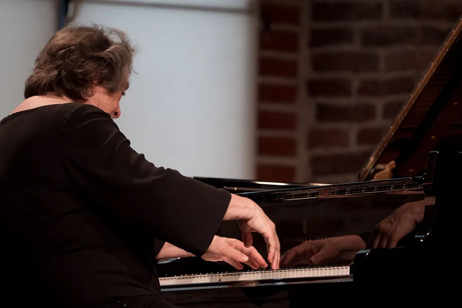 Hände, die es können: Elisabeth Leonskaja am Steinway-Flügel
