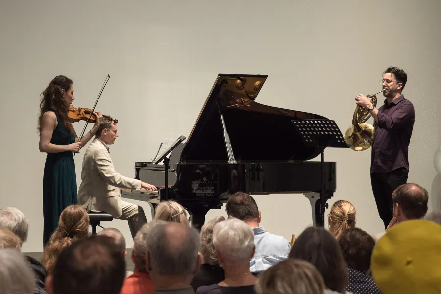 Geigerin Johanna Röhrig, Pianist Ettore Prandi und Hornist Tomás Figueiredo konzertierten auf höchstem Niveau