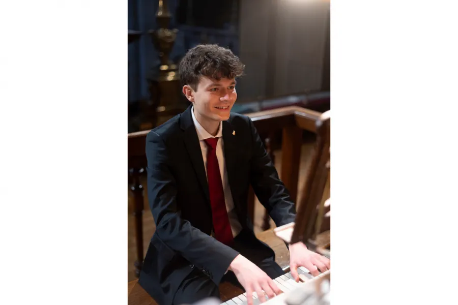 Spielt Musik von Dieterich Buxtehude, Carl Philipp Emanuel Bach, Johann Sebastian Bach und Felix Mendelssohn Bartholdy: Hannes von Bargen.