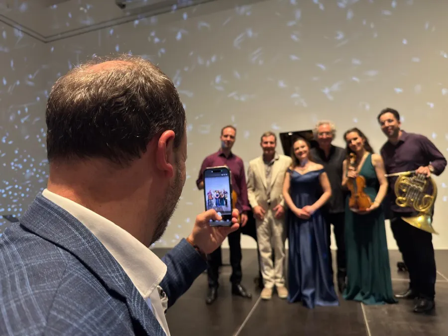 Da war das Publikum noch nicht im Saal: Raoul-Philip Schmidt fotografiert das kleine Ensemble und wird selber dabei abgelichtet.