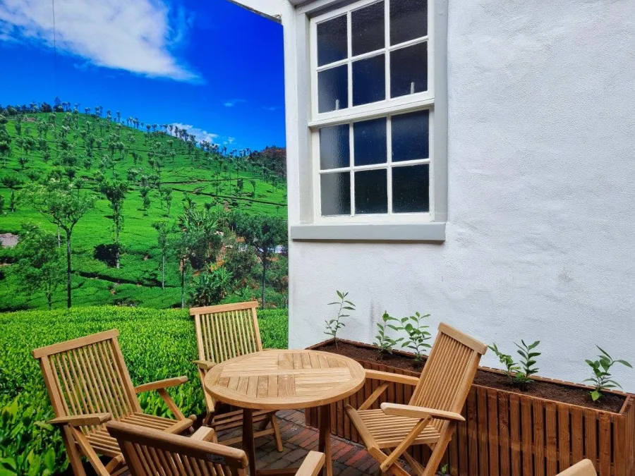 Blick in den Tee-Hof mit seinem großen Panorama der Teegärten Indiens