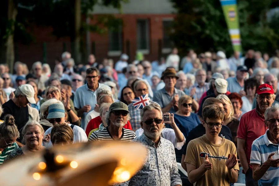 Ließen sich mitreißen: Besucher im Van Ameren-Bad