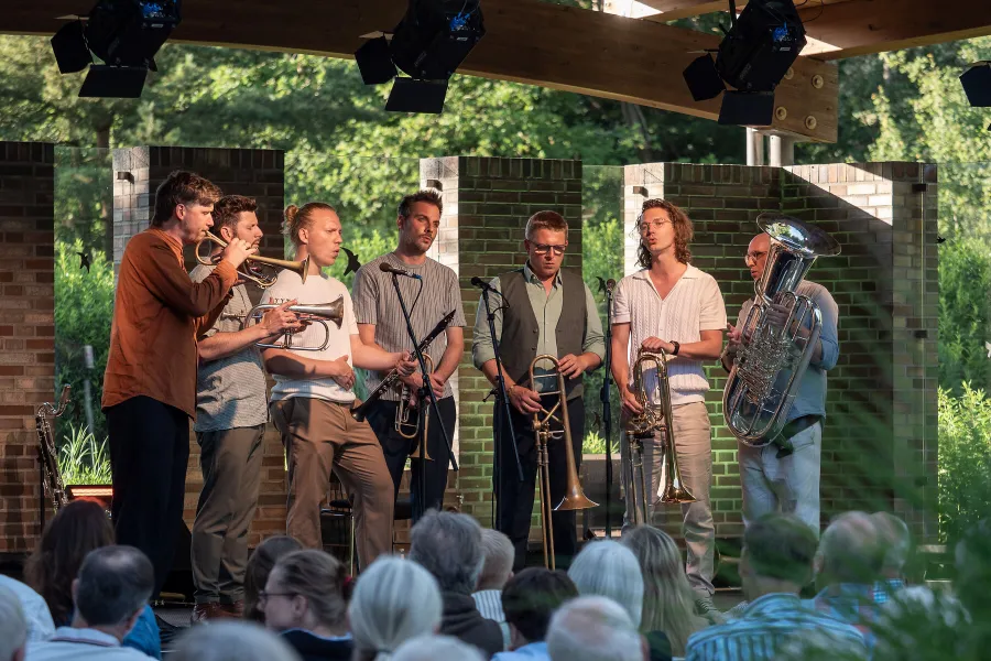 Open Air im Park: Federspiel und Publikum.