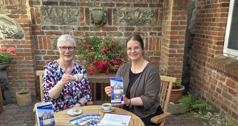 Museumsassistentin Andrea Siebert und Museumspädagogin Sabrina Roth im neu gestalteten Innenhof des Teemuseums. 