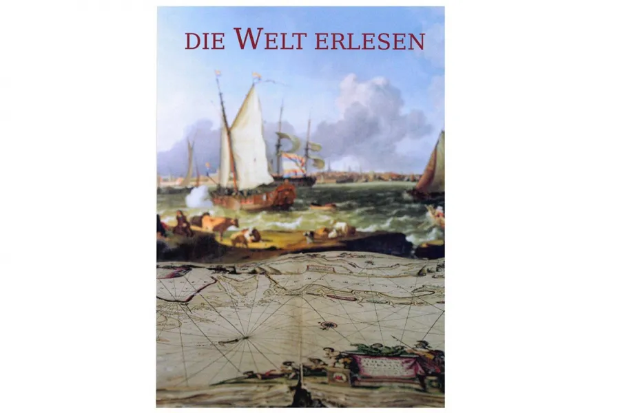 „Die Welt erlesen" ist das Motto der diesjährigen Langen Museumsnacht in der Johannes a Lasco Bibliothek. Die Darstellung verbindet Ludolf Backhuysens Stadtansicht von Emden (1698) und eine Seekarte von 1680.