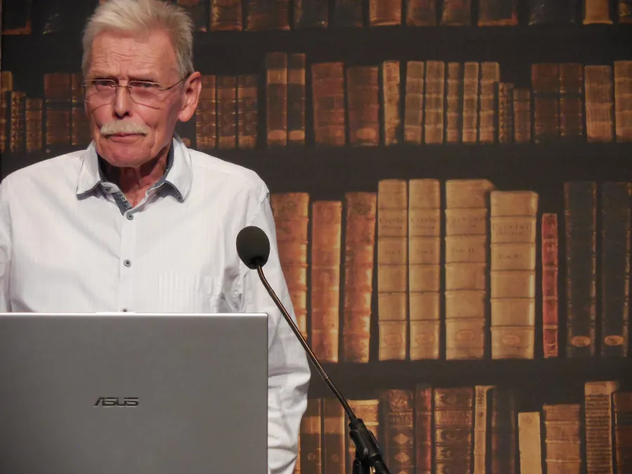  Begrüßte und stellte Atlanten und Sciencefiction-Literatur vor: der Vorsitzende der Gesellschaft der Freunde der Johannes a Lasco Bibliothek, Harald Groenewold