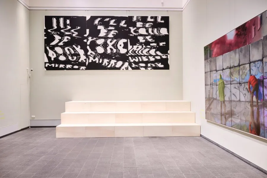 Gemälde „I’ll be your Mirror“ von Stefan Marx in der aktuellen Ausstellung der Kunsthalle, rechts im Bild „Wall“ von Christian Thoelke.