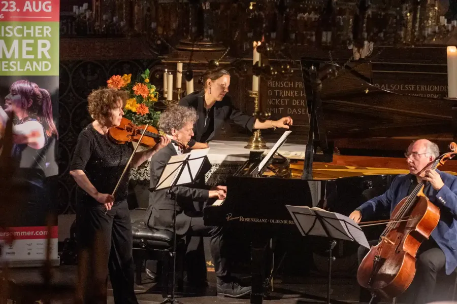 Kammermusik stand in Reepsholt auf dem Programm; wo Iwan und Franziska König mit dem Cellisten Christoph Otto Beyer konzertierten