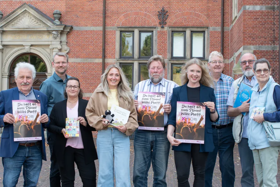 Stellten den September-Maant vor: Landschaftspräsident Rico Mecklenburg, Landschaftsdirektor Dr. Matthias Stenger, Ute Meinert, Johanne von Aschwege, Hans Freese, Grietje Kammler, Helmut Janssen, sowie Edzard und Else Harms.