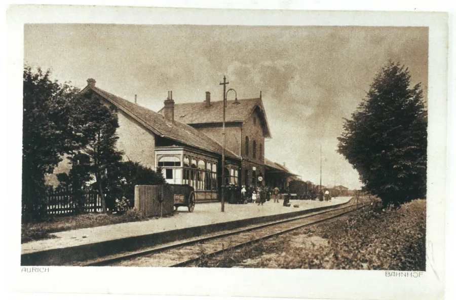 Historisch: Das Gebäude des Kopfbahnhofs von Aurich: 1883 eingeweiht, 1967 für den Personenverkehr aufgegeben. Das Gebäude ist noch vorhanden und steht unter Denkmalschutz