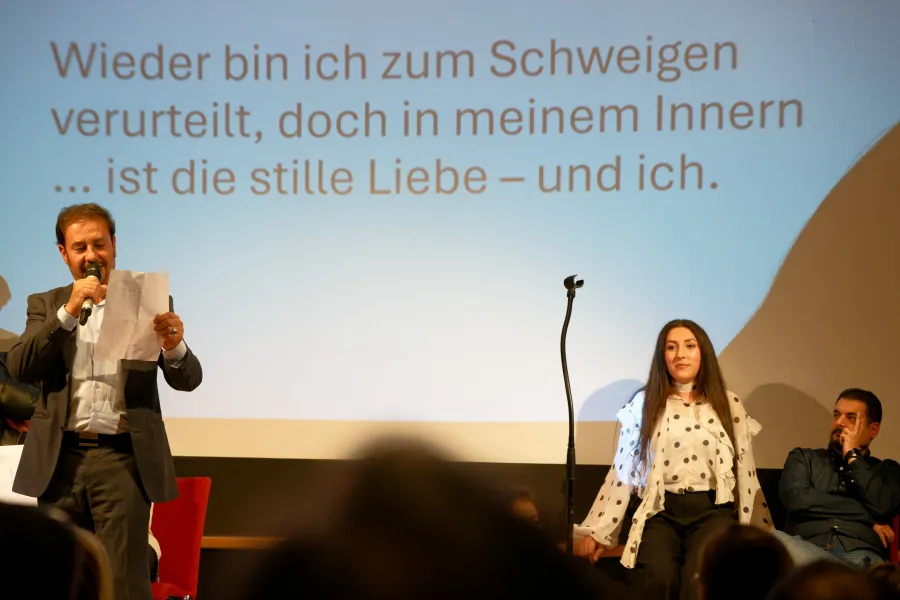Trägt sein Gedicht vor: Ein syrischer Journalist und Dichter 