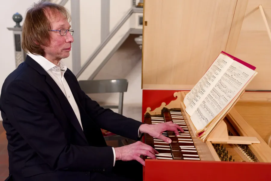 Am Cembalo: Reinhard Böhlen