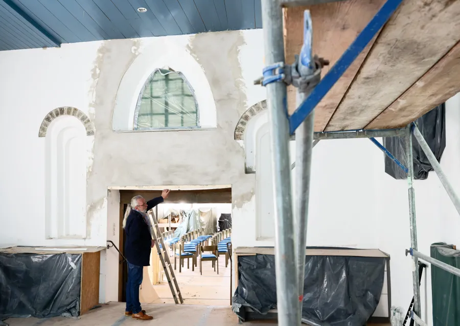 Der Durchgang zwischen Einraum-Kirche und Chor war bisher durch einen massiven Holzbalken abgestützt. Jetzt wurde zusätzlich ein Stahlträger eingezogen