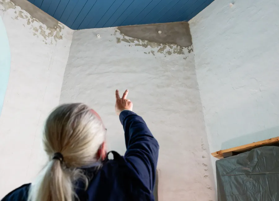 Im Innern des Chorraumes wurden die Risse in den Wänden inzwischen geschlossen. Die beiden Haken unter der Decke dienten ursprünglich wohl als Aufhängung für sogenannte Totenschilde, vermutet Pastor Postma 
