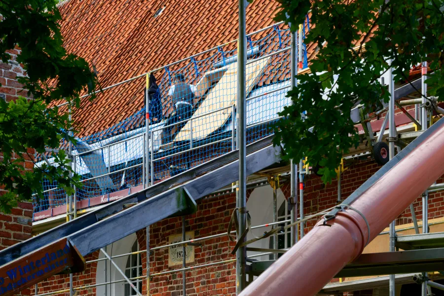 Durch eine Luke im Dach können die Mitarbeiter der Firma Winterland auch vom Dachboden aus an ihre Arbeitsstelle gelangen