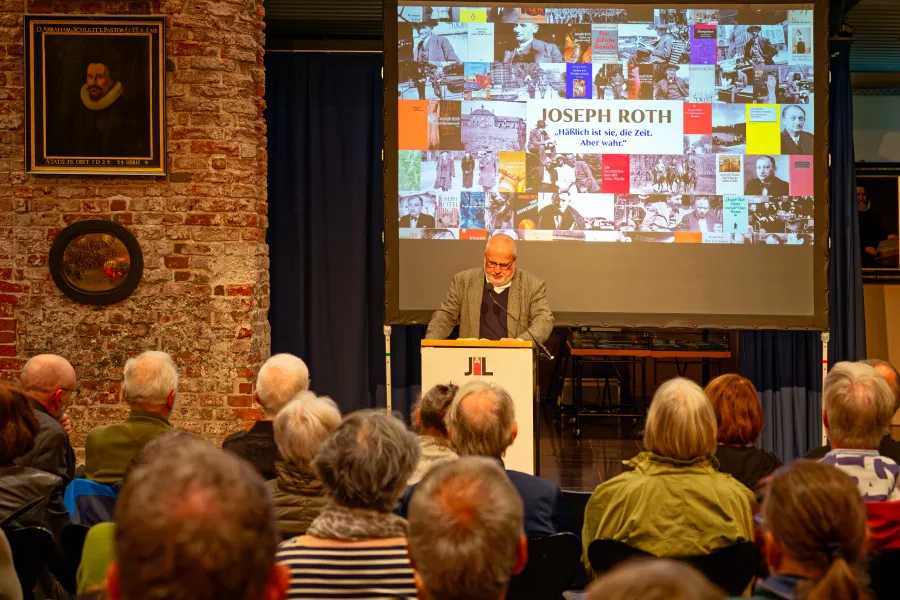 Hat in Emden seine Fan-Gemeinde: Hermann Wiedenroth