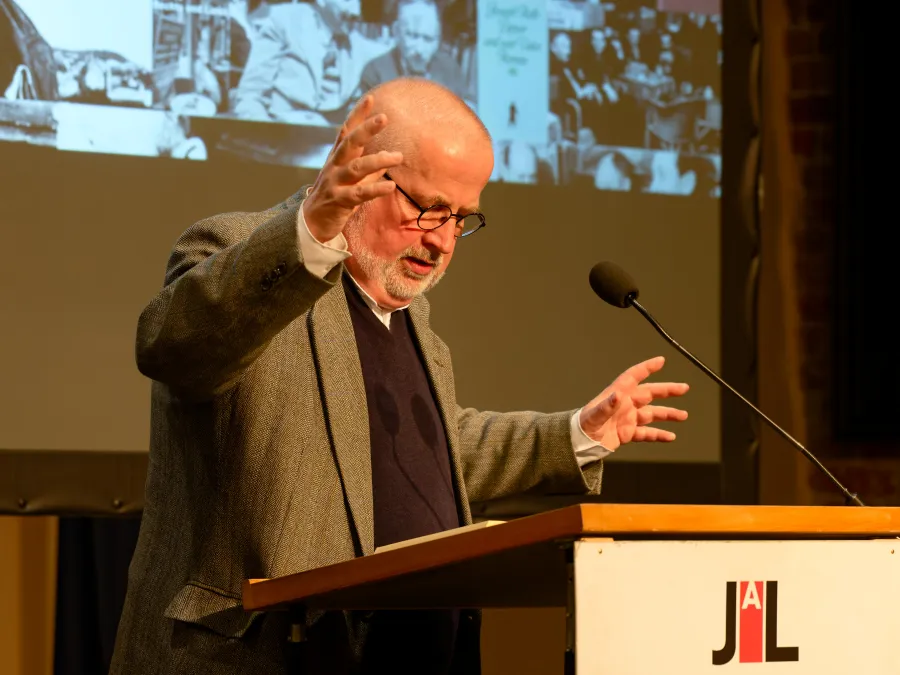 Gestenreich und stimmgewaltig: Rezitator Hermann Wiedenroth