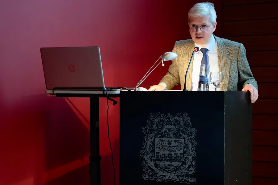 Dr. Wilko Lücht am Pult im Rummel des Rathauses am Delft