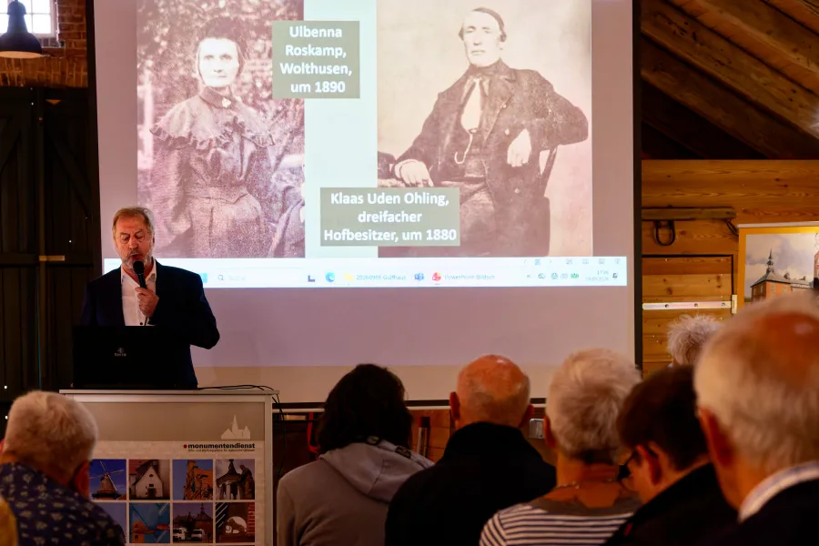 Hermann Schiefer referierte mit Hilfe vieler seltener Fotographien über „Arbeiten und Wohnen auf dem Gulfhof“ Einblicke in frühere Zeiten