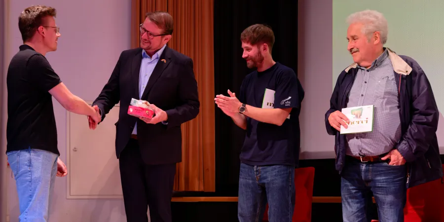 Christopher Gold gratuliert den drei Kandidaten: Tim Kruithoff, Hajo Wildeboer und Rico Mecklenburg