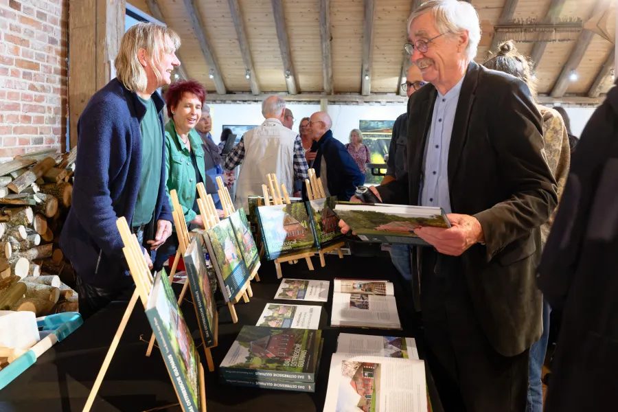 In der Pause konnten sich die Besucher an einem Büchertisch einen Überblick über Literatur zum Gulfhof verschaffen