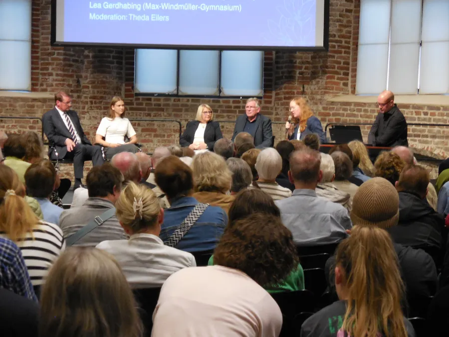 Gesprächsrunde am 6. September in der Johannes a Lasco Bibliothek: Tim Kruithoff, Lea Gerdhabing, Roswitha Franke, Thomas Sprengelmeyer und Moderatorin Thea Eilers. Ganz rechts: Patrick Pagendarm am E-Piano